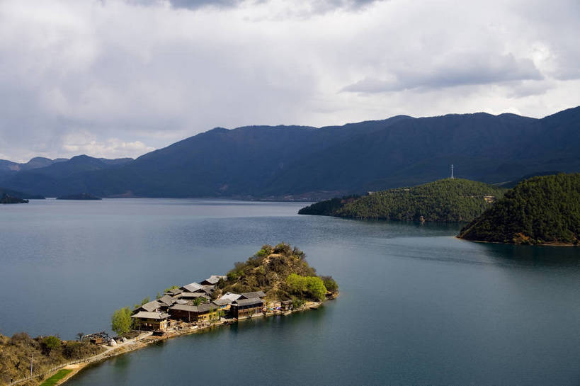 横图,室外,白天,旅游,度假,湖,名胜古迹,山,标志建筑,地标,建筑,中国,亚洲,遗迹,民俗,景观,古迹,文物,娱乐,建设,古建筑,云南,特色,水库,白云,天空,自然,湖水,天,享受,休闲,旅游胜地,景色,放松,人文景观,远山,中国文化,自然风光,古文明,东亚,泸沽湖,中华人民共和国,旅行,传统文化,bj174