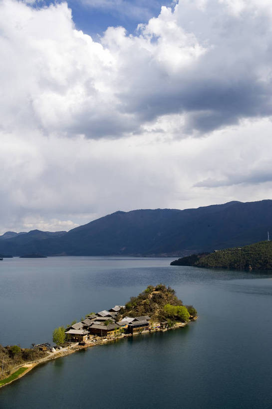 竖图,室外,白天,旅游,度假,湖,名胜古迹,山,标志建筑,地标,建筑,中国,亚洲,遗迹,民俗,景观,古迹,文物,娱乐,建设,古建筑,云南,特色,水库,白云,天空,自然,湖水,天,享受,休闲,旅游胜地,景色,放松,竖,人文景观,矗立,远山,中国文化,自然风光,耸立,古文明,东亚,泸沽湖,中华人民共和国,挺立,旅行,传统文化,bj174
