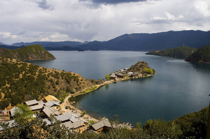 横图,室外,白天,旅游,度假,湖,名胜古迹,山,标志建筑,地标,建筑,中国,亚洲,遗迹,民俗,景观,古迹,文物,娱乐,建设,古建筑,云南,特色,水库,白云,天空,自然,湖水,天,享受,休闲,旅游胜地,景色,放松,人文景观,远山,中国文化,自然风光,古文明,东亚,泸沽湖,中华人民共和国,旅行,传统文化,bj174