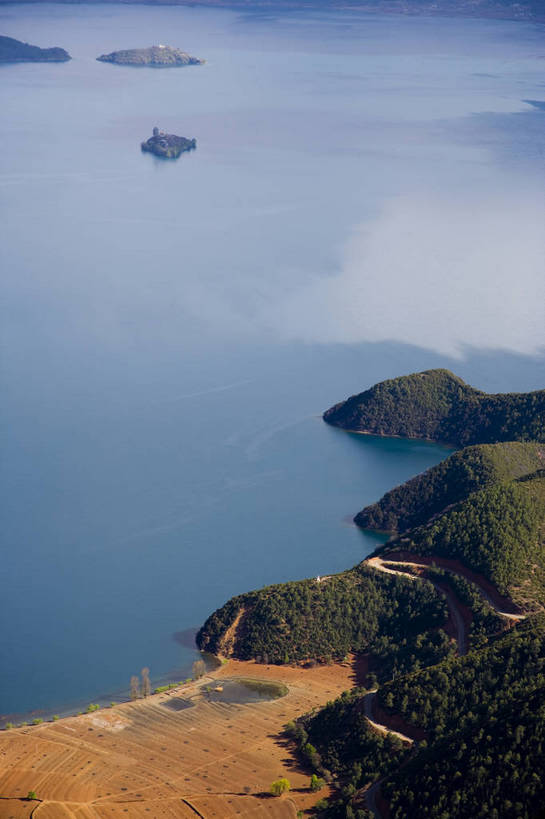 竖图,室外,白天,旅游,度假,湖,名胜古迹,山,标志建筑,地标,建筑,中国,亚洲,遗迹,民俗,景观,古迹,文物,娱乐,建设,古建筑,云南,特色,水库,白云,天空,自然,湖水,天,享受,休闲,旅游胜地,景色,放松,竖,人文景观,矗立,远山,中国文化,自然风光,耸立,古文明,东亚,泸沽湖,中华人民共和国,挺立,旅行,传统文化,bj174