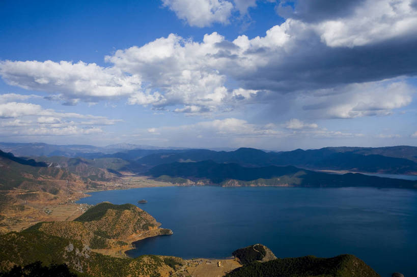 横图,室外,白天,旅游,度假,湖,名胜古迹,山,标志建筑,地标,建筑,中国,亚洲,遗迹,民俗,景观,古迹,文物,娱乐,建设,古建筑,云南,特色,水库,白云,天空,自然,湖水,天,享受,休闲,旅游胜地,景色,放松,人文景观,远山,中国文化,自然风光,古文明,东亚,泸沽湖,中华人民共和国,旅行,传统文化,bj174