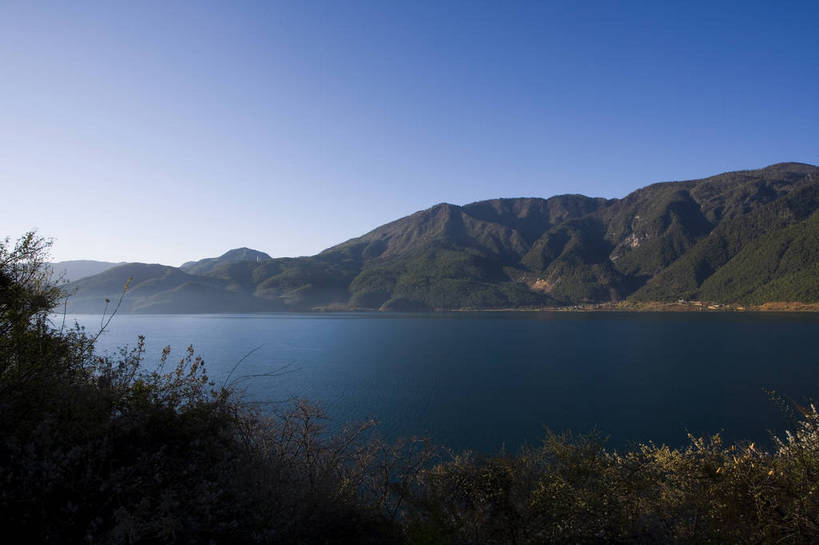 横图,室外,白天,旅游,度假,湖,名胜古迹,山,标志建筑,地标,建筑,中国,亚洲,遗迹,民俗,景观,古迹,文物,娱乐,建设,古建筑,云南,特色,水库,白云,天空,自然,湖水,天,享受,休闲,旅游胜地,景色,放松,人文景观,远山,中国文化,自然风光,古文明,东亚,泸沽湖,中华人民共和国,旅行,传统文化,bj174