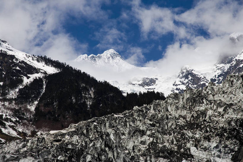 横图,彩色,旅游,度假,名胜古迹,山,树林,雪山,标志建筑,地标,建筑,香格里拉,中国,亚洲,遗迹,景观,山顶,云,古迹,文物,娱乐,建设,古建筑,迪庆,梅里雪山,云南,树,天空,自然,享受,休闲,旅游胜地,景色,放松,摄影,地理,自然风光,古文明,东亚,地貌,中甸,迪庆藏族自治州,云南省,德钦县,中华人民共和国,西南地区,滇,迪庆州,香格里拉县,旅行,地质,明永冰川,奶诺戈汝冰川,bj174