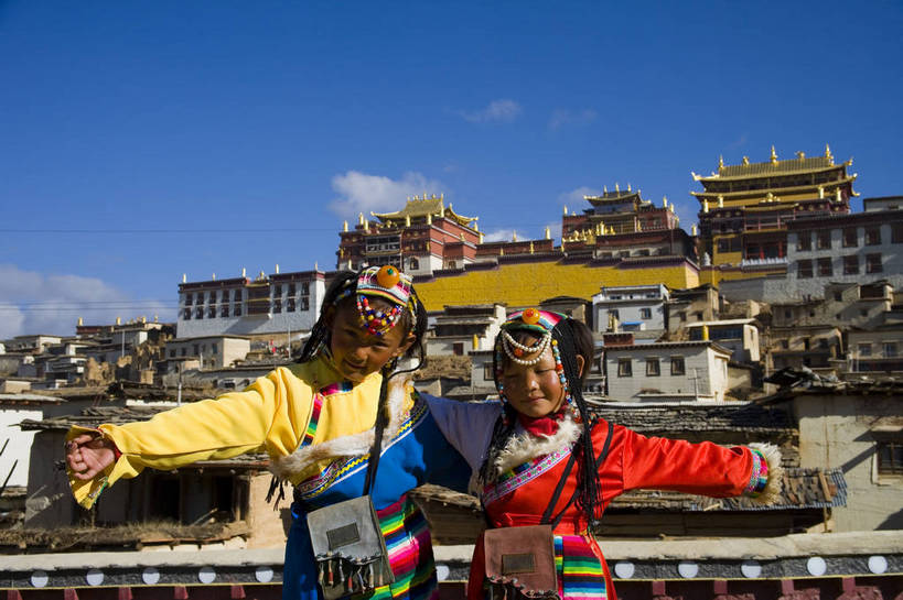 横图,彩色,室外,白天,旅游,跳舞,标志建筑,地标,建筑,香格里拉,中国,亚洲,民俗,景观,文化遗产,古城,建筑群,古典,建设,迪庆,云南,民居,少数民族,民族,特色,古镇,远景,景色,摄影,人文景观,大众,中国文化,群众,藏族,东亚,松赞林寺,中华人民共和国,民族建筑,古代文明,人民,女孩,旅行,传统文化,中国少数民族,bj174
