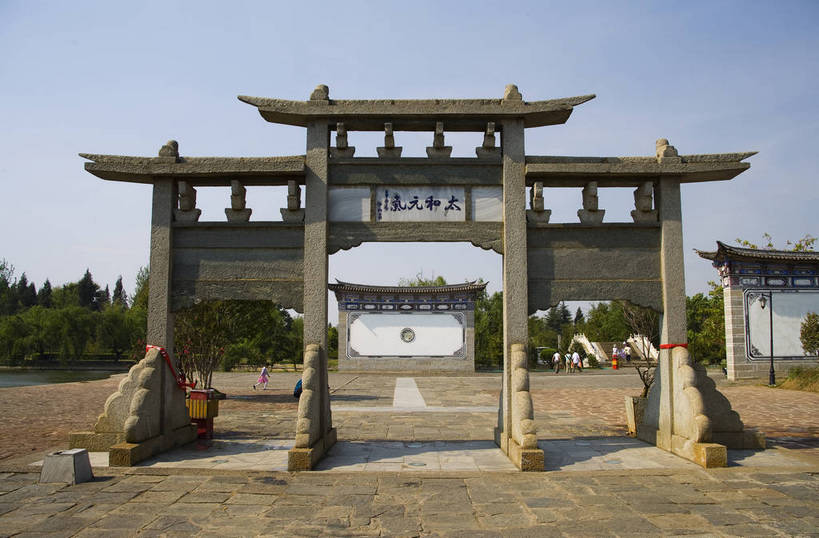 横图,彩色,室外,白天,旅游,标志建筑,地标,建筑,昆明,中国,亚洲,民俗,文化遗产,建筑群,牌楼,古典,建设,云南,特色,摄影,人文景观,中国文化,昆明市,东亚,云南省,中华人民共和国,省会,西南地区,民族建筑,滇,古代文明,旅行,西山区,传统文化,云南民族村,bj174