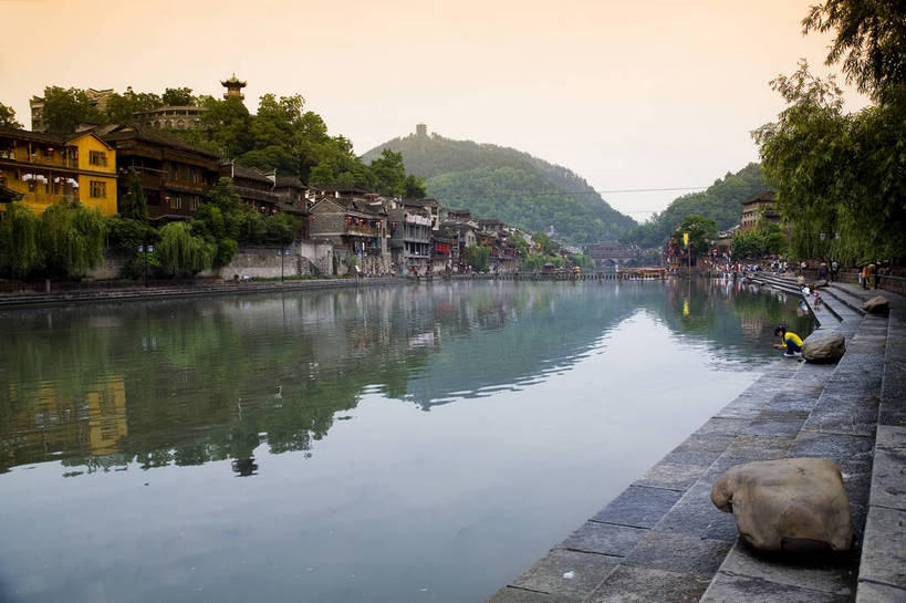 横图,彩色,室外,白天,旅游,度假,名胜古迹,山,标志建筑,地标,建筑,船,中国,亚洲,遗迹,民俗,图片,文化遗产,建筑群,木桥,古典,古迹,文物,娱乐,建设,古建筑,民居,游船,树木,古镇,享受,休闲,旅游胜地,放松,摄影,美好,文明,中国文化,古文明,东亚,湖南,凤凰镇,中华人民共和国,幽静,江,旅行,传统文化,bj174