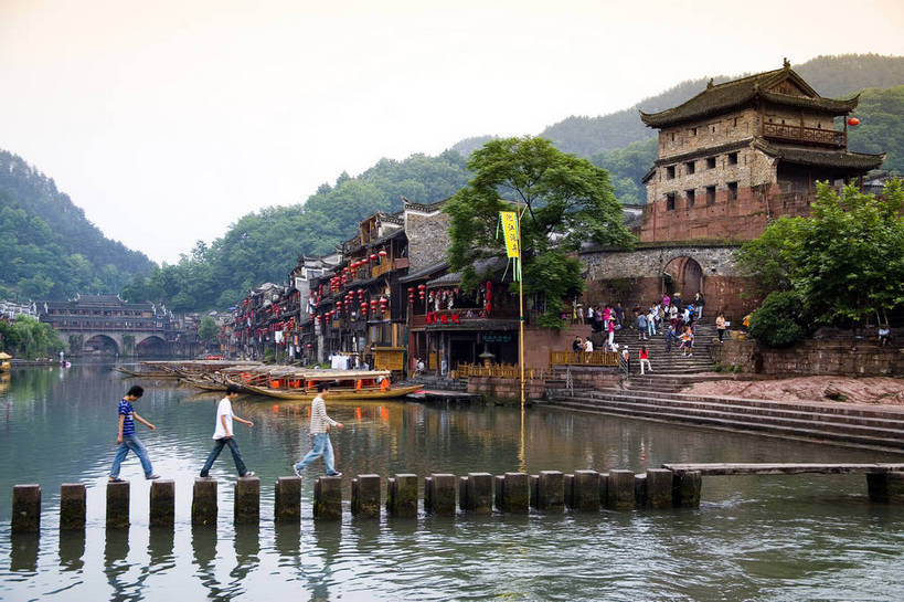 横图,彩色,室外,白天,旅游,度假,名胜古迹,山,标志建筑,地标,建筑,船,中国,亚洲,遗迹,民俗,图片,文化遗产,建筑群,木桥,古典,古迹,文物,娱乐,建设,古建筑,民居,游船,树木,古镇,享受,休闲,旅游胜地,放松,摄影,美好,文明,中国文化,古文明,东亚,湖南,凤凰镇,中华人民共和国,幽静,江,旅行,传统文化,bj174