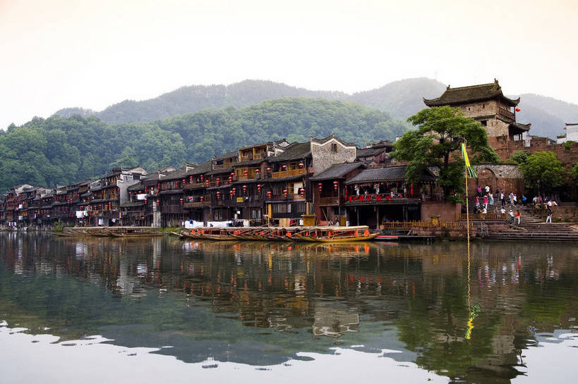 横图,彩色,室外,白天,旅游,度假,名胜古迹,山,标志建筑,地标,建筑,船,中国,亚洲,遗迹,民俗,图片,文化遗产,建筑群,古典,古迹,文物,娱乐,建设,古建筑,民居,游船,树木,古镇,享受,休闲,旅游胜地,放松,摄影,美好,文明,中国文化,古文明,东亚,湖南,凤凰镇,中华人民共和国,幽静,江,旅行,传统文化,bj174