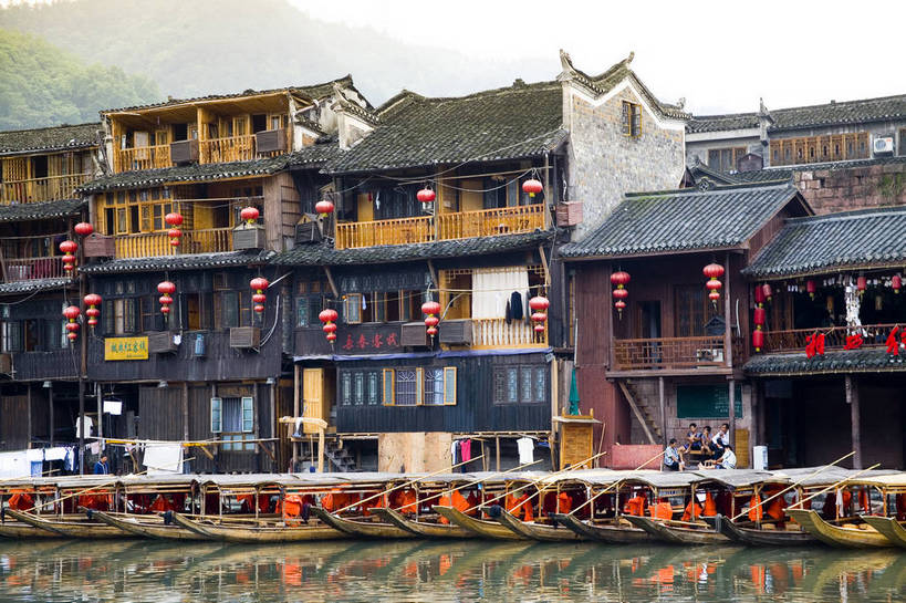 横图,彩色,室外,白天,旅游,度假,名胜古迹,山,标志建筑,地标,建筑,船,中国,亚洲,遗迹,民俗,图片,文化遗产,建筑群,古典,古迹,文物,娱乐,建设,古建筑,民居,游船,树木,古镇,享受,休闲,旅游胜地,放松,摄影,美好,文明,中国文化,古文明,东亚,湖南,凤凰镇,中华人民共和国,幽静,江,旅行,传统文化,bj174