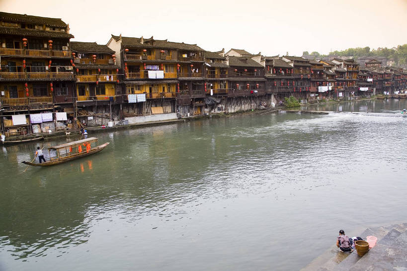 横图,彩色,室外,白天,旅游,度假,名胜古迹,山,标志建筑,地标,建筑,船,中国,亚洲,遗迹,民俗,图片,文化遗产,建筑群,古典,古迹,文物,娱乐,建设,古建筑,民居,游船,树木,古镇,享受,休闲,旅游胜地,放松,摄影,美好,文明,中国文化,古文明,东亚,湖南,凤凰镇,中华人民共和国,幽静,江,旅行,传统文化,bj174