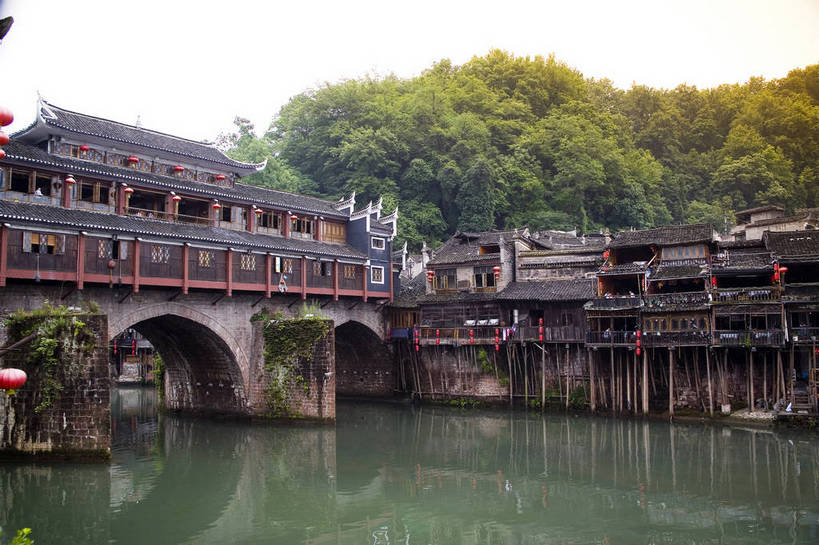 横图,彩色,室外,白天,旅游,度假,名胜古迹,山,标志建筑,地标,建筑,船,中国,亚洲,遗迹,民俗,图片,文化遗产,建筑群,古典,古迹,文物,娱乐,建设,古建筑,民居,游船,树木,古镇,享受,休闲,旅游胜地,放松,摄影,美好,文明,中国文化,古文明,东亚,湖南,凤凰镇,中华人民共和国,幽静,江,旅行,传统文化,bj174