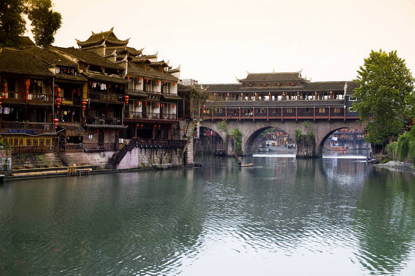横图,彩色,室外,白天,旅游,度假,名胜古迹,山,标志建筑,地标,建筑,船,中国,亚洲,遗迹,民俗,图片,文化遗产,建筑群,古典,古迹,文物,娱乐,建设,古建筑,民居,游船,树木,古镇,享受,休闲,旅游胜地,放松,摄影,美好,文明,中国文化,古文明,东亚,湖南,凤凰镇,中华人民共和国,幽静,江,旅行,传统文化,bj174