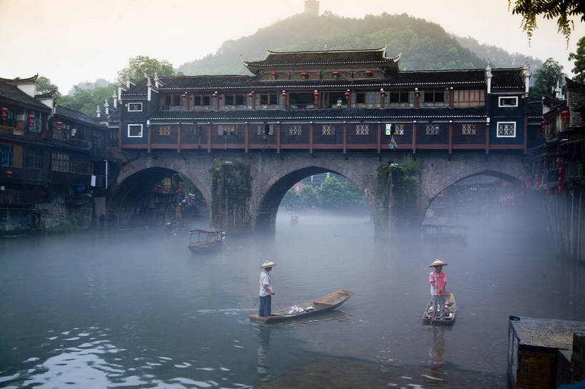 横图,彩色,室外,白天,旅游,度假,名胜古迹,山,雾,标志建筑,地标,建筑,船,中国,亚洲,遗迹,民俗,图片,文化遗产,建筑群,古典,古迹,文物,娱乐,建设,古建筑,民居,游船,树木,古镇,享受,休闲,旅游胜地,薄雾,放松,摄影,美好,文明,中国文化,古文明,东亚,湖南,凤凰镇,中华人民共和国,幽静,江,旅行,传统文化,bj174