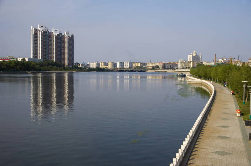 横图,室外,白天,旅游,度假,名胜古迹,城市风光,标志建筑,城市,道路,地标,建筑,中国,亚洲,遗迹,景观,交通,都市,古迹,文物,娱乐,建设,现代,古建筑,现代建筑,江水,享受,休闲,远景,旅游胜地,放松,运输,经济,古文明,东亚,发展,黑龙江,松花江,中华人民共和国,齐齐哈尔,繁荣,进步,发达,旅行,bj174