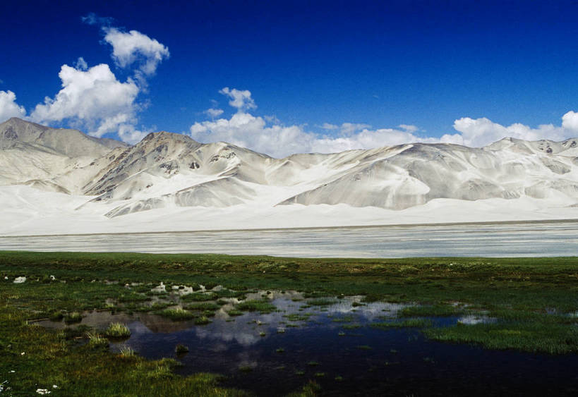 横图,彩色,室外,白天,旅游,湖,湖泊,雪山,中国,亚洲,壮观,景观,山峦,美丽,白云,蓝天,天空,自然,远景,摄影,人文景观,空旷,美好,东亚,地貌,新疆,中华人民共和国,旅行,地质,bj174