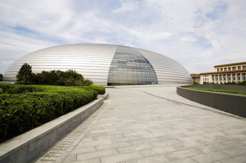 横图,彩色,室外,特写,白天,旅游,度假,名胜古迹,标志建筑,地标,建筑,剧院,玻璃,北京,中国,亚洲,遗迹,图片,屋顶,景观,首都,弧形,球形,都市,顶棚,古迹,文物,娱乐,建设,现代,古建筑,国家大剧院,现代建筑,玻璃制品,白云,蓝天,天空,绿地,娱乐设施,地标建筑,享受,休闲,旅游胜地,放松,摄影,公共设施,公共场所,古文明,东亚,中华人民共和国,发达,旅行,剧场,城市公园,bj174