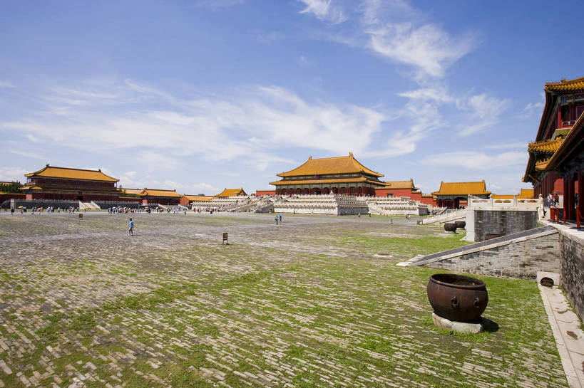 故宫,宫殿,横图,彩色,室外,白天,旅游,度假,名胜古迹,标志建筑,地标,建筑,北京,中国,亚洲,风俗,遗迹,图片,香炉,文化遗产,建筑群,古典,古迹,历史,文化,文物,娱乐,建设,传统,古建筑,蓝天,紫禁城,享受,休闲,远景,旅游胜地,放松,精神,摄影,古代建筑,皇帝,权威,象征,高贵,古文明,东亚,中华人民共和国,权力,统治,威严,权势,太和殿,古代文明,制度,天子,九五之尊,圣上,统治者,陛下,官家,势力,旅行,传统文化,bj174