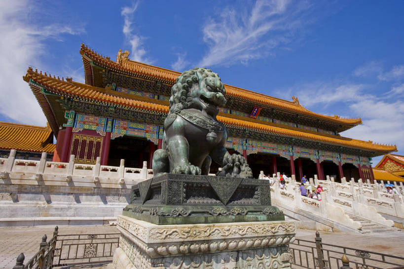 故宫,宫殿,横图,彩色,室外,特写,白天,旅游,度假,名胜古迹,标志建筑,地标,建筑,哺乳动物,野生动物,狮子,雕塑,北京,中国,亚洲,局部,风俗,辟邪,遗迹,艺术,装饰,雕刻,雕像,塑像,图片,文化遗产,建筑群,古典,古迹,历史,文化,文物,娱乐,建设,传统,古建筑,蓝天,动物,工艺品,紫禁城,祈祷,享受,休闲,健康,旅游胜地,放松,精神,许愿,摄影,古代建筑,纪念,皇帝,祈求,美术,权威,象征,高贵,主题,凶猛,陈列,古文明,东亚,中华人民共和国,功能,美学,驱邪,祛邪,避邪,权力,统治,威严,权势,守护神,古代文明,制度,天子,九五之尊,圣上,统治者,陛下,官家,势力,残暴,平安,凶残,旅行,铜雕,传统文化,铜狮,铜狮子,bj174