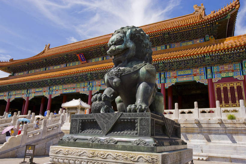 故宫,宫殿,横图,彩色,室外,特写,白天,旅游,度假,名胜古迹,标志建筑,地标,建筑,哺乳动物,野生动物,狮子,雕塑,北京,中国,亚洲,局部,风俗,辟邪,遗迹,艺术,装饰,雕刻,雕像,塑像,图片,文化遗产,建筑群,古典,古迹,历史,文化,文物,娱乐,建设,传统,古建筑,蓝天,动物,工艺品,紫禁城,祈祷,享受,休闲,健康,旅游胜地,放松,精神,许愿,摄影,古代建筑,纪念,皇帝,祈求,美术,权威,象征,高贵,主题,凶猛,陈列,古文明,东亚,中华人民共和国,功能,美学,驱邪,祛邪,避邪,权力,统治,威严,权势,守护神,古代文明,制度,天子,九五之尊,圣上,统治者,陛下,官家,势力,残暴,平安,凶残,旅行,铜雕,传统文化,铜狮,铜狮子,bj174