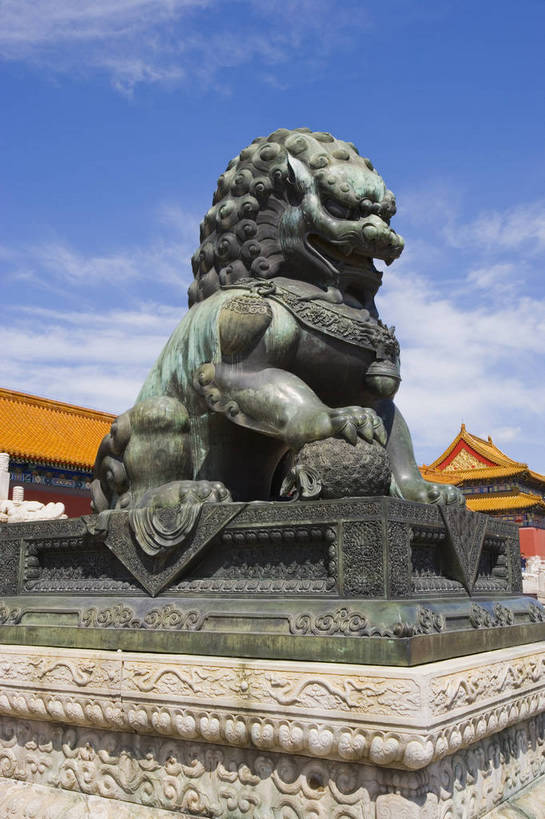 故宫,宫殿,竖图,彩色,室外,特写,白天,旅游,度假,名胜古迹,标志建筑,地标,建筑,哺乳动物,野生动物,狮子,雕塑,北京,中国,亚洲,局部,风俗,辟邪,遗迹,艺术,装饰,雕刻,雕像,塑像,图片,文化遗产,建筑群,古典,古迹,历史,文化,文物,娱乐,建设,传统,古建筑,蓝天,动物,工艺品,紫禁城,祈祷,享受,休闲,健康,旅游胜地,放松,精神,竖,许愿,摄影,古代建筑,纪念,皇帝,祈求,美术,权威,矗立,象征,高贵,主题,耸立,凶猛,陈列,古文明,东亚,中华人民共和国,功能,美学,驱邪,祛邪,避邪,权力,统治,威严,权势,挺立,守护神,古代文明,制度,天子,九五之尊,圣上,统治者,陛下,官家,势力,残暴,平安,凶残,旅行,铜雕,传统文化,铜狮,铜狮子,bj174
