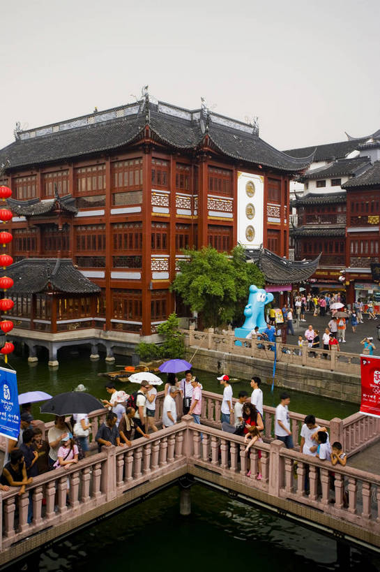 竖图,彩色,室外,白天,旅游,度假,名胜古迹,标志建筑,地标,建筑,上海,中国,亚洲,遗迹,池塘,景观,文化遗产,建筑群,古典,古迹,文物,娱乐,建设,古建筑,历史建筑,地标建筑,豫园,享受,休闲,旅游胜地,放松,竖,摄影,鱼池,回廊,文明,中国文化,古文明,东亚,中华人民共和国,旅行,bj174