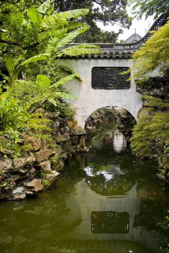竖图,彩色,室外,白天,旅游,度假,名胜古迹,标志建筑,地标,建筑,上海,中国,亚洲,遗迹,池塘,景观,文化遗产,建筑群,古典,古迹,文物,娱乐,建设,古建筑,历史建筑,豫园,享受,休闲,旅游胜地,放松,竖,摄影,鱼池,文明,中国文化,古文明,东亚,中华人民共和国,旅行,bj174