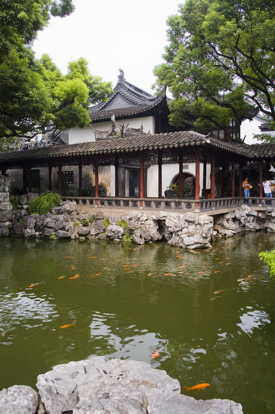 竖图,彩色,室外,白天,旅游,度假,名胜古迹,标志建筑,地标,建筑,上海,中国,亚洲,遗迹,池塘,景观,文化遗产,建筑群,古典,古迹,文物,娱乐,建设,古建筑,历史建筑,豫园,享受,休闲,旅游胜地,放松,竖,摄影,鱼池,文明,中国文化,古文明,东亚,中华人民共和国,旅行,bj174