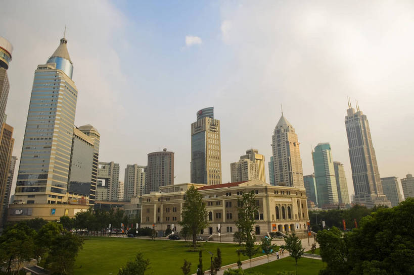 横图,彩色,室外,白天,旅游,度假,办公楼,名胜古迹,城市风光,标志建筑,大厦,地标,建筑,上海,中国,亚洲,遗迹,景观,建筑群,古迹,文物,娱乐,建设,古建筑,蓝天,绿地,地标建筑,人民广场,享受,休闲,旅游胜地,放松,摄影,古文明,东亚,中华人民共和国,旅行,城市公园,bj174