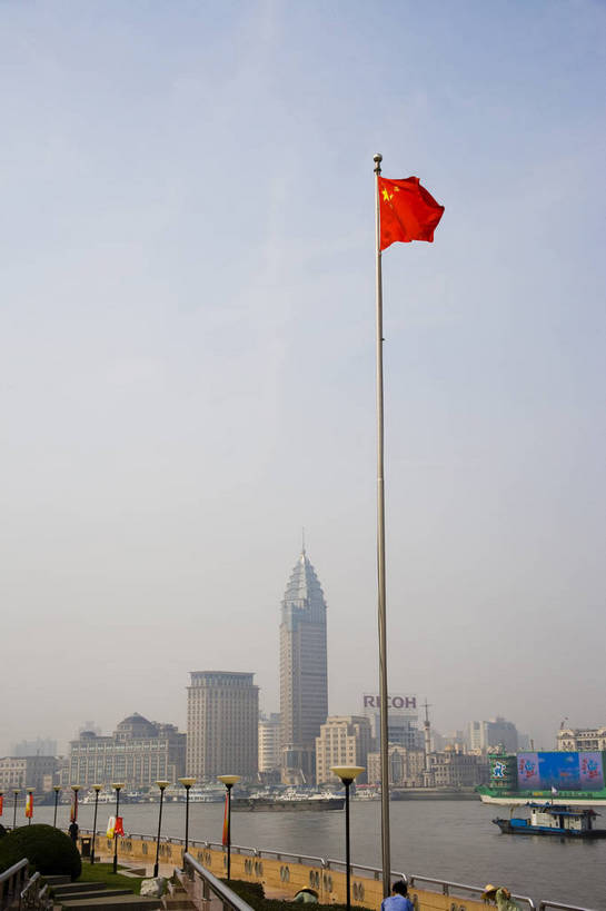 竖图,彩色,室外,白天,办公楼,河流,大厦,建筑,船,上海,中国,亚洲,建筑群,红旗,黄浦江,外滩,远景,摩天大厦,摄影,金融中心,东亚,中华人民共和国,江,大楼,bj174