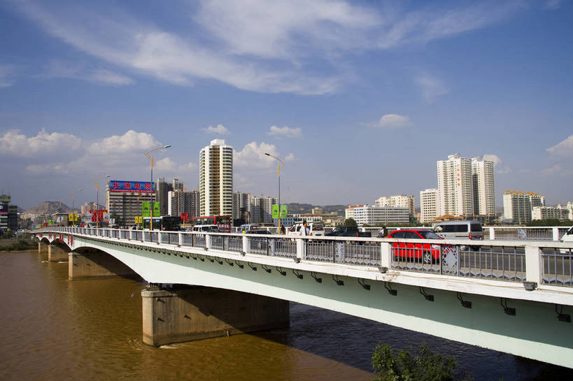 横图,彩色,室外,白天,旅游,度假,美景,城市风光,城市,大桥,建筑,黄河,中国,亚洲,行人,景观,建筑群,桥,交通,娱乐,享受,休闲,景色,放松,摄影,东亚,甘肃,中华人民共和国,兰州,旅行,黄河大桥,bj174