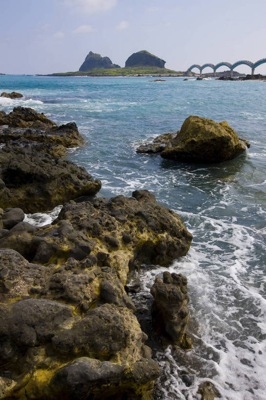 无人,公园,竖图,彩色,室外,白天,旅游,度假,海浪,名胜古迹,标志建筑,地标,建筑,台湾,中国,亚洲,遗迹,海岸,桥,海湾,古迹,文物,娱乐,建设,古建筑,蓝天,享受,休闲,旅游胜地,放松,竖,摄影,海滨,古文明,东亚,三仙台,中华人民共和国,海,海滩,旅行,bj174