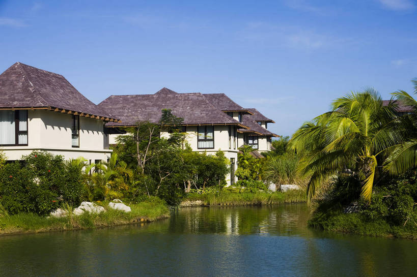 无人,横图,彩色,室外,白天,旅游,树林,植物,别墅,建筑,酒店,椰树,叶子,三亚,中国,亚洲,景观,水池,绿叶,海湾,树,树木,海南,绿色,天空,自然,休闲,嫩叶,旅游胜地,摄影,海南省,生长,成长,度假村,东亚,三亚市,中华人民共和国,华南地区,琼,叶,叶片,棕榈,椰子树,旅行,亚龙湾,亚龙湾国家旅游度假区,三亚亚龙湾五号别墅酒店,五号度假别墅酒店,bj174