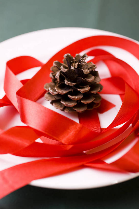 无人,竖图,彩色,室内,静物,中国,图片,艺术品,松子,装饰品,两个,盘子,彩带,竖,摄影,礼品,东亚,影棚拍摄,bj174