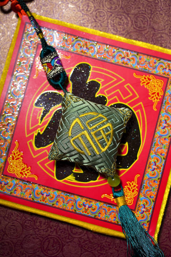 无人,竖图,彩色,室内,特写,静物,中国,春节,新年,节日,标志,图片,文字,字符,标识,装饰品,一个,福字,饰品,贴画,中国结,荷包,汉字,竖,摄影,绣品,单个,中国文化,中文,东亚,国文,华文,影棚拍摄,传统文化,bj174