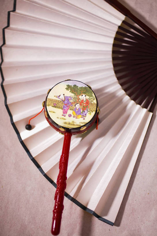 无人,竖图,彩色,室内,特写,静物,玩具,中国,扇子,图片,装饰品,两个,饰品,竖,摄影,中国文化,东亚,拨浪鼓,影棚拍摄,传统文化,bj174