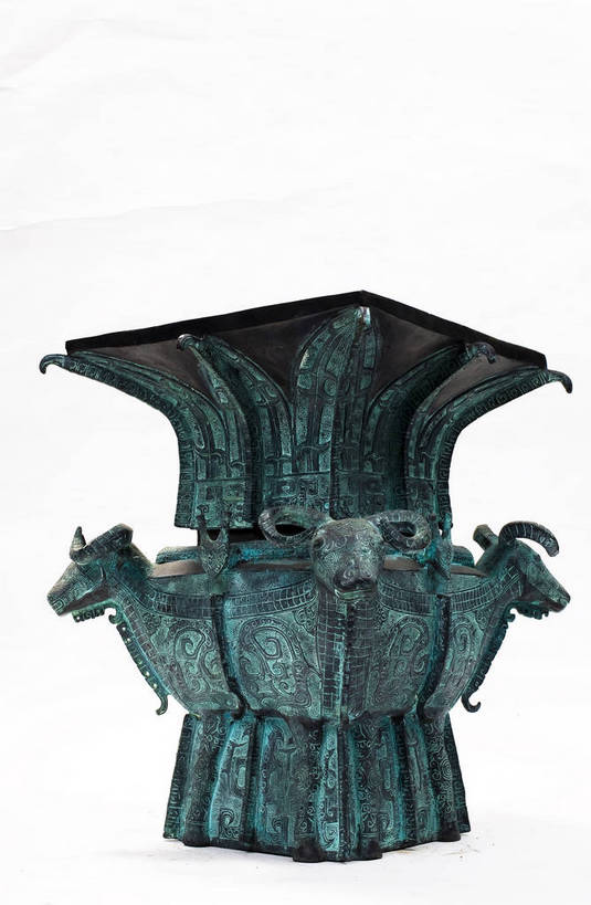 竖图,彩色,静物,金属制品,中国,金属,雕刻,图片,文化遗产,艺术品,历史,文物,装饰品,古代,一个,摄影,单个,古董,中国文化,东亚,青铜,青铜器,古远,古代文明,美术工艺,影棚拍摄,传统文化,青铜制品,礼器,四羊方尊,bj174