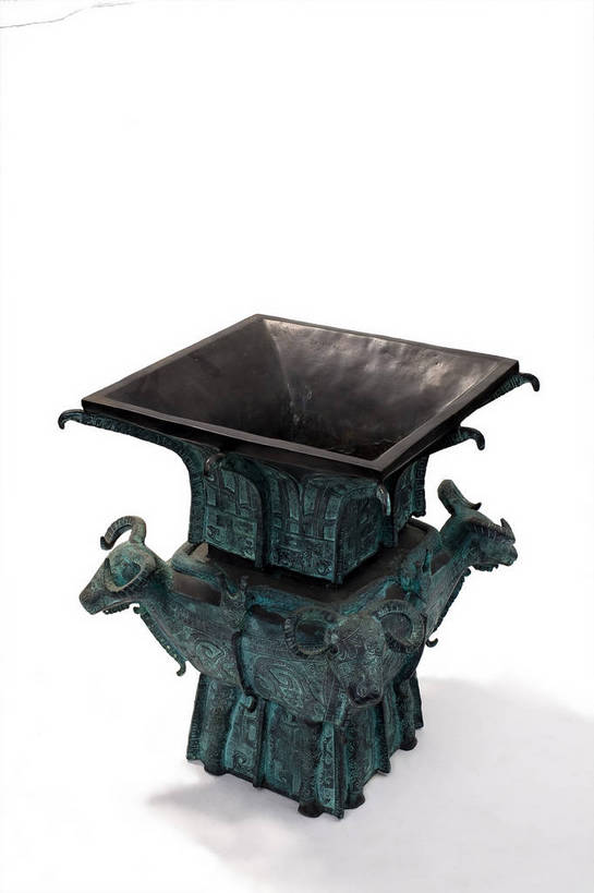 竖图,彩色,静物,金属制品,中国,金属,雕刻,图片,文化遗产,艺术品,历史,文物,装饰品,古代,一个,摄影,单个,古董,中国文化,东亚,青铜,青铜器,古远,古代文明,美术工艺,影棚拍摄,传统文化,青铜制品,礼器,四羊方尊,bj174