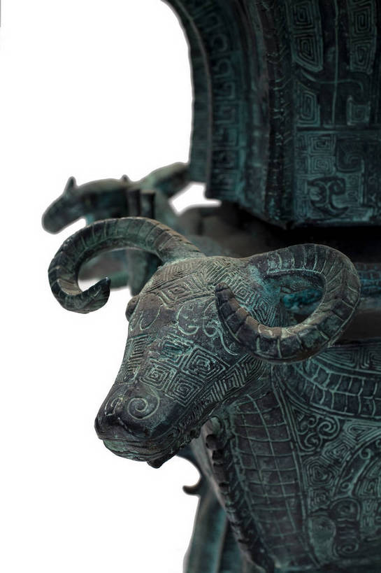 竖图,彩色,静物,金属制品,中国,金属,雕刻,图片,文化遗产,艺术品,历史,文物,装饰品,古代,一个,摄影,单个,古董,中国文化,东亚,青铜,青铜器,古远,古代文明,美术工艺,影棚拍摄,传统文化,青铜制品,礼器,四羊方尊,bj174