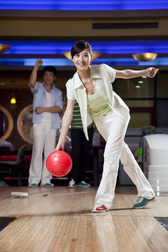 东方人,三个人,竖图,彩色,室内,白天,度假,运动,保龄球,中国,亚洲,图片,打球,站着,休闲,美女,摄影,生活方式,美好,球馆,东亚,中华人民共和国,男人,男性,女人,女性,亚洲人,中国人,年轻人,全身,高兴,愉快,bj174