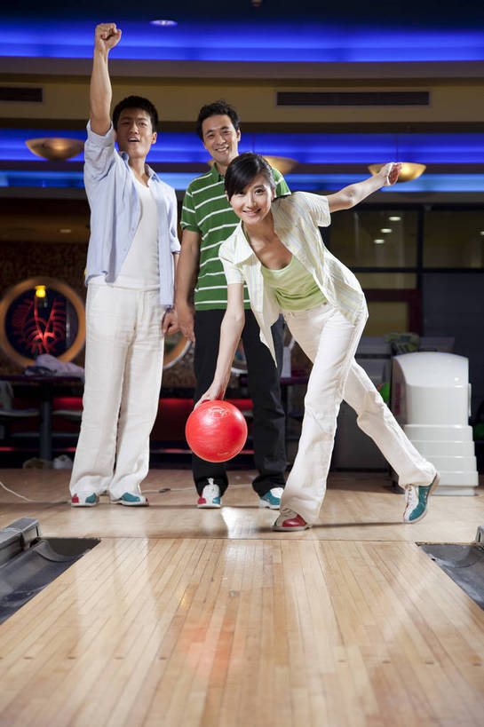 东方人,三个人,竖图,彩色,室内,白天,度假,运动,保龄球,中国,亚洲,图片,打球,站着,休闲,美女,摄影,生活方式,美好,球馆,东亚,中华人民共和国,男人,男性,女人,女性,亚洲人,中国人,年轻人,全身,高兴,愉快,bj174