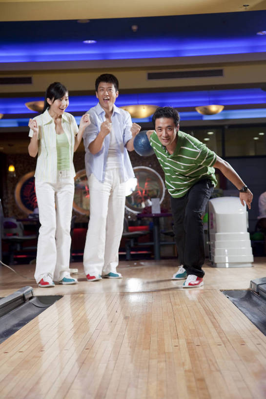 东方人,三个人,竖图,彩色,室内,白天,度假,运动,保龄球,中国,亚洲,图片,打球,站着,休闲,美女,摄影,生活方式,美好,球馆,东亚,中华人民共和国,男人,男性,女人,女性,亚洲人,中国人,年轻人,全身,高兴,愉快,bj174