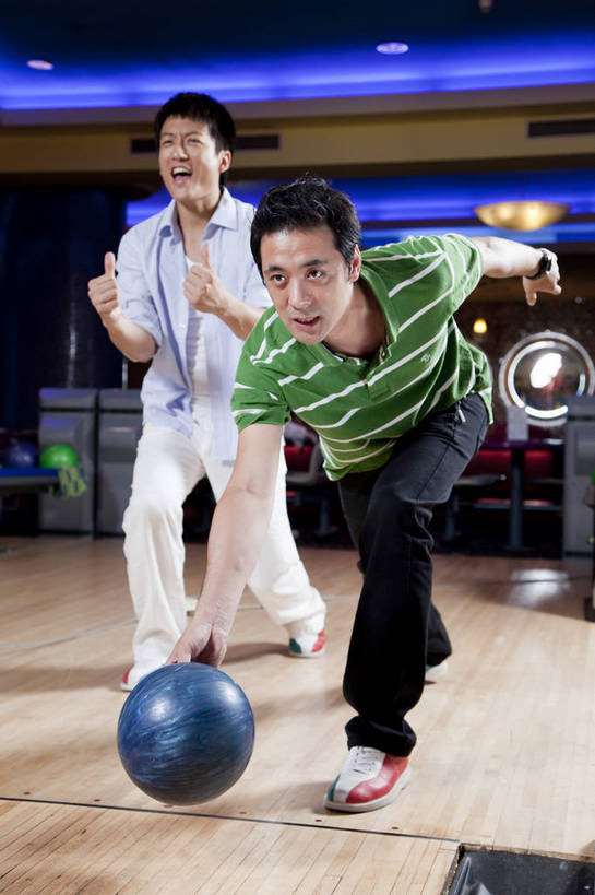 东方人,两个人,竖图,彩色,室内,白天,度假,运动,保龄球,中国,亚洲,图片,打球,站着,休闲,摄影,生活方式,美好,球馆,东亚,中华人民共和国,男人,男性,亚洲人,中国人,年轻人,全身,高兴,愉快,bj174
