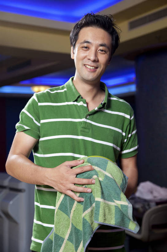 东方人,一个人,竖图,彩色,室内,白天,度假,运动,保龄球,中国,亚洲,图片,打球,站着,休闲,摄影,生活方式,美好,球馆,东亚,中华人民共和国,男人,男性,亚洲人,中国人,年轻人,全身,高兴,愉快,bj174