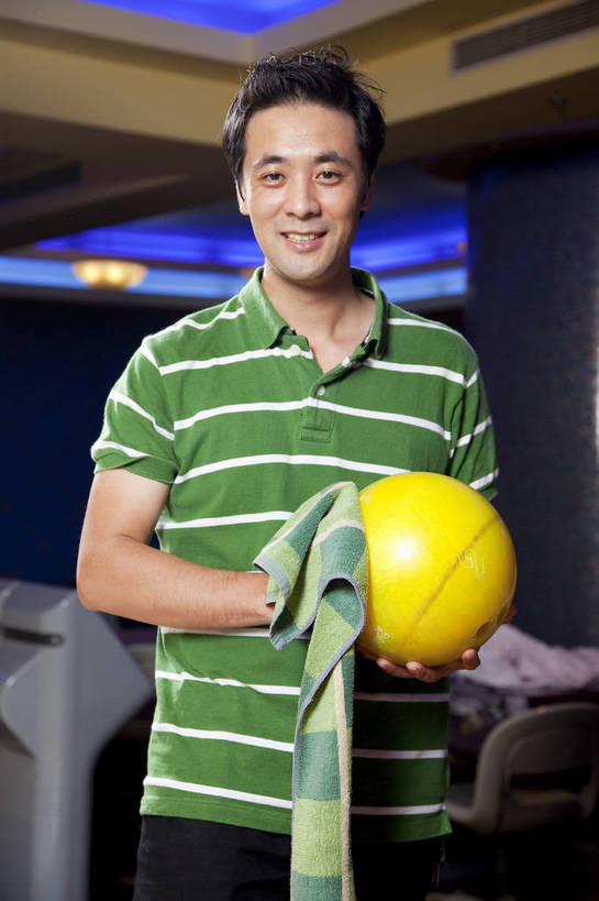 东方人,一个人,竖图,彩色,室内,白天,度假,运动,保龄球,中国,亚洲,图片,打球,站着,休闲,摄影,生活方式,美好,球馆,东亚,中华人民共和国,男人,男性,亚洲人,中国人,年轻人,全身,高兴,愉快,bj174