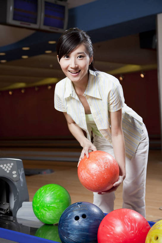 东方人,一个人,竖图,彩色,室内,白天,度假,运动,保龄球,中国,亚洲,图片,打球,站着,休闲,美女,摄影,生活方式,美好,球馆,东亚,中华人民共和国,女人,女性,亚洲人,中国人,年轻人,全身,高兴,愉快,bj174