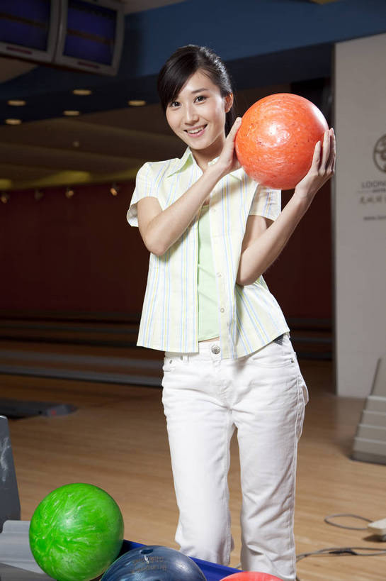 东方人,一个人,竖图,彩色,室内,白天,度假,运动,保龄球,中国,亚洲,图片,打球,站着,休闲,美女,摄影,生活方式,美好,球馆,东亚,中华人民共和国,女人,女性,亚洲人,中国人,年轻人,全身,高兴,愉快,bj174