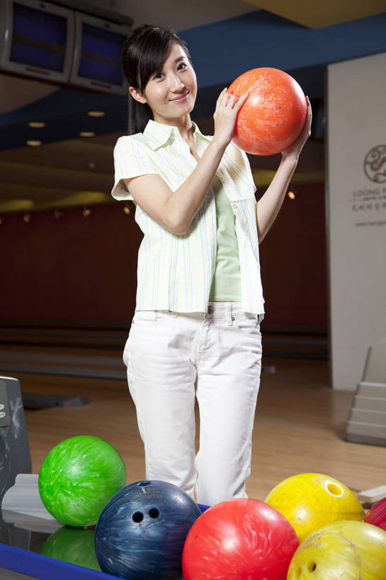 东方人,一个人,竖图,彩色,室内,白天,度假,运动,保龄球,中国,亚洲,图片,打球,站着,休闲,美女,摄影,生活方式,美好,球馆,东亚,中华人民共和国,女人,女性,亚洲人,中国人,年轻人,全身,高兴,愉快,bj174