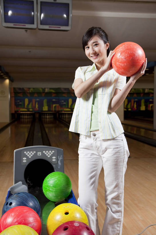 东方人,一个人,竖图,彩色,室内,白天,度假,运动,保龄球,中国,亚洲,图片,打球,站着,休闲,美女,摄影,生活方式,美好,球馆,东亚,中华人民共和国,女人,女性,亚洲人,中国人,年轻人,全身,高兴,愉快,bj174