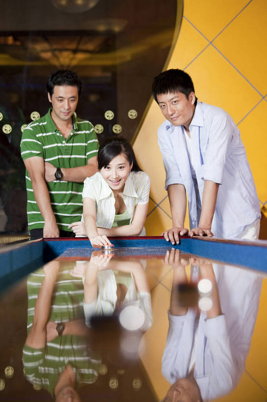 东方人,三个人,竖图,彩色,室内,白天,度假,运动,中国,亚洲,图片,打球,站着,休闲,美女,摄影,生活方式,美好,球馆,东亚,中华人民共和国,沙壶球,男人,男性,女人,女性,亚洲人,中国人,年轻人,半身,高兴,愉快,bj174