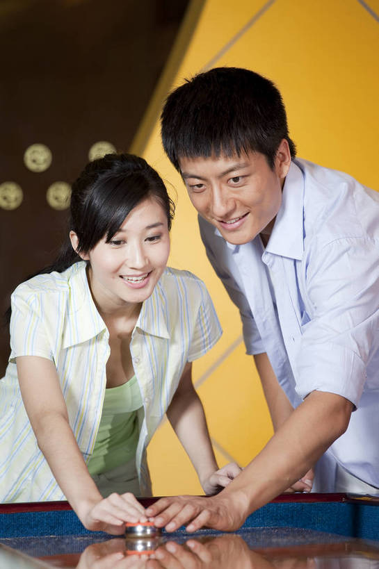 东方人,两个人,竖图,彩色,室内,白天,度假,运动,中国,亚洲,图片,打球,站着,休闲,美女,摄影,生活方式,美好,球馆,东亚,中华人民共和国,沙壶球,男人,男性,女人,女性,亚洲人,中国人,年轻人,情侣,半身,高兴,愉快,bj174